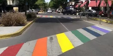 En La Plata, pintan sendas peatonales con los colores de la diversidad.