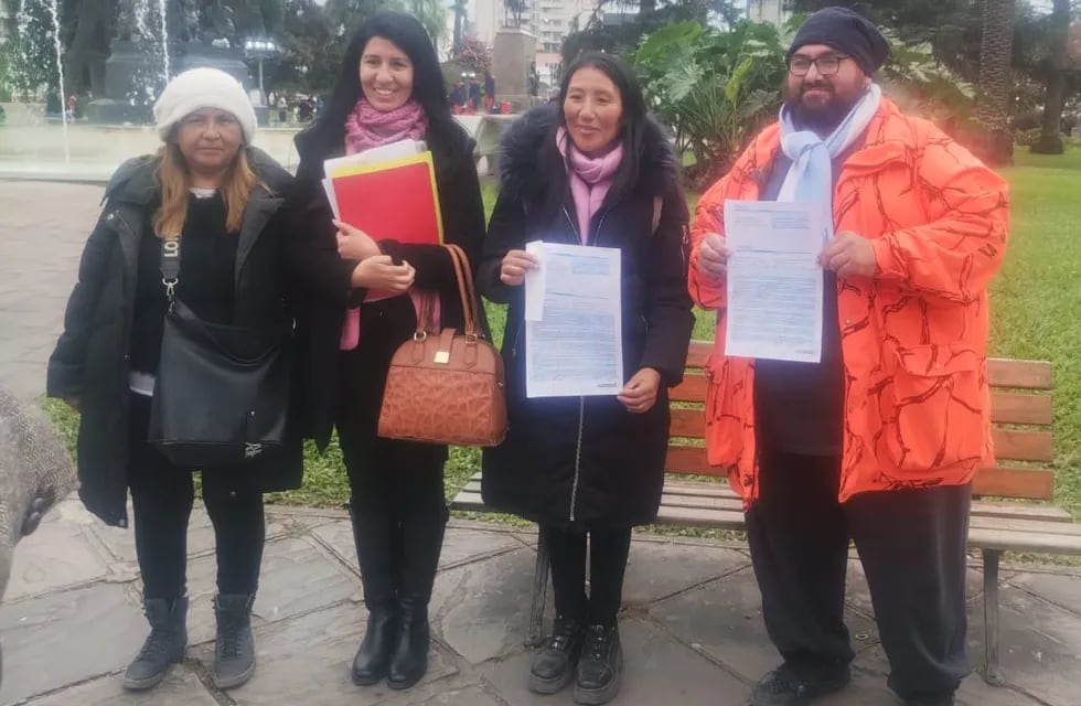 Los referentes sociales vinculados a la extinta Tupac Amaru, Silvia Valdiviezo, Zulema Cussi, y Rodrigo Aguiar, junto a la abogada patrocinante de la carta documento, María Eugenia Jamarlli.
