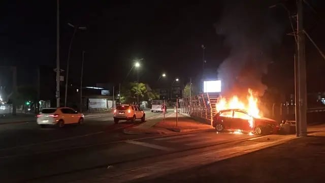 Choque y fuego en Av. Rafael Núñez.