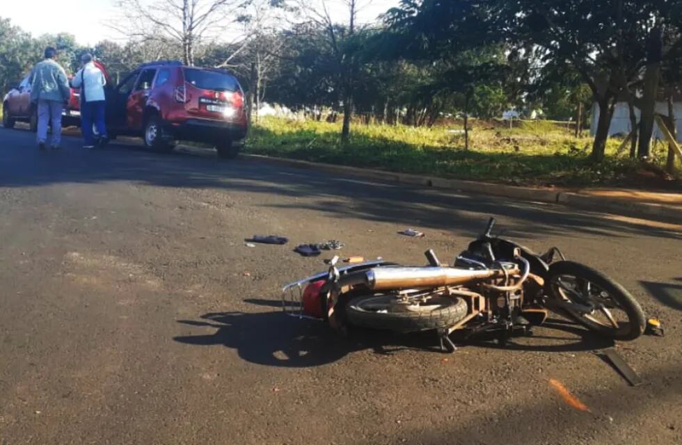 Accidente vial en la ciudad de Posadas: un motociclista lesionado.