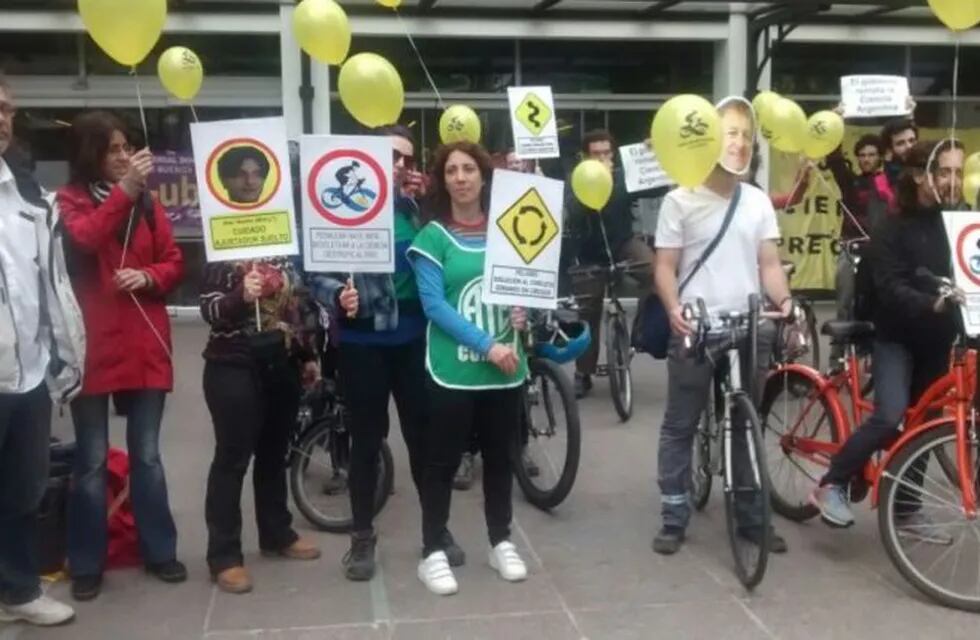 Movilización en bicicletas frente al Ministerio de Ciencia en reclamo por los 500 despidos.