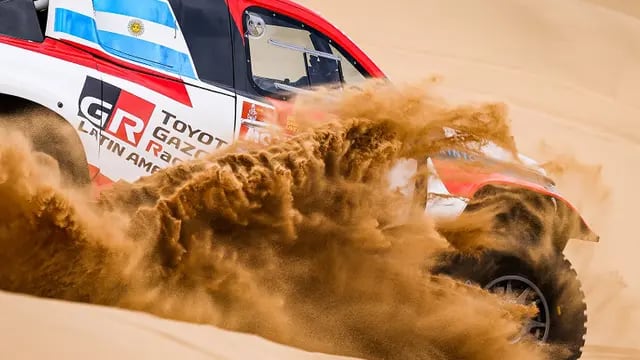 Juan Cruz Yacopini, al comando de su Toyota Hilux en el Dakar 2022.