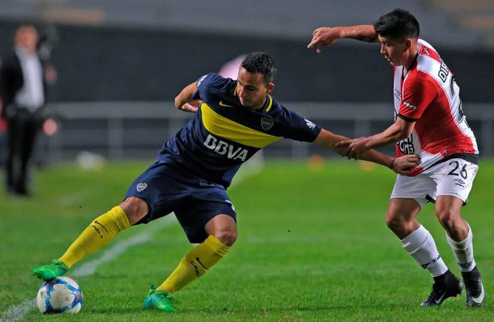 Boca Juniors' defender Leonardo Jara (L) vies for the ball with Estudiantes' forward Ezequiel Umeres during their Argentina First Divsion football match at Ciudad de La Plata stadium in La Plata, Argentina on May 6, 2017.  / AFP PHOTO / ALEJANDRO PAGNI la plata Leonardo Jara Ezequiel Umeres campeonato torneo primera division 2016 2017 futbol futbolistas partido estudiantes de la plata boca juniors