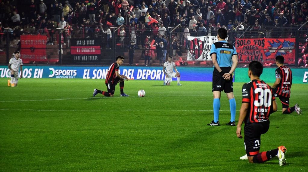 El gesto de la rodilla en tierra y el minuto de silencio, para rendirle sus respetos a los futbolistas de Aldosivi.