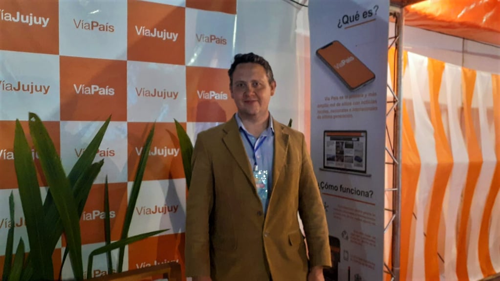 Sebastián Mealla, vicepresidente de la Cámara de Comercio Exterior de Jujuy, en su visita al stand de Vía Jujuy en Expojuy 2022.