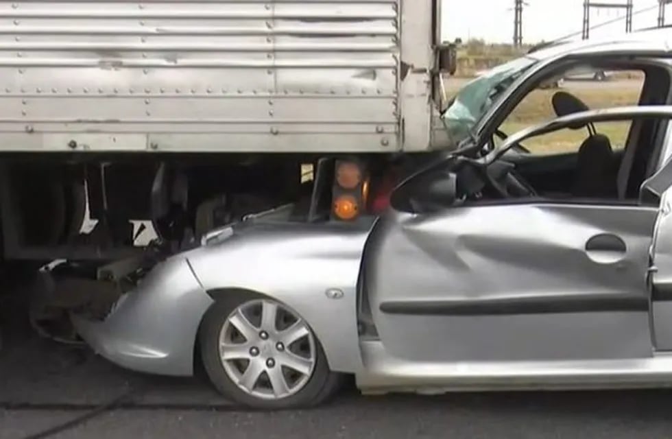 Bomberos rescataron a un conductor y su hijo que quedaron atrapados dentro de un auto que se incrustó debajo de un camión en el kilómetro 14 de la autopista a Buenos Aires. (Captura de TV)