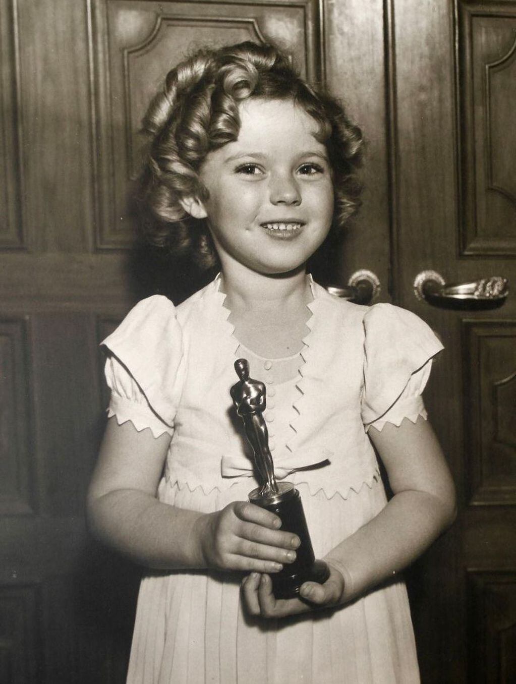 Shirley Temple con su Premio Oscar.