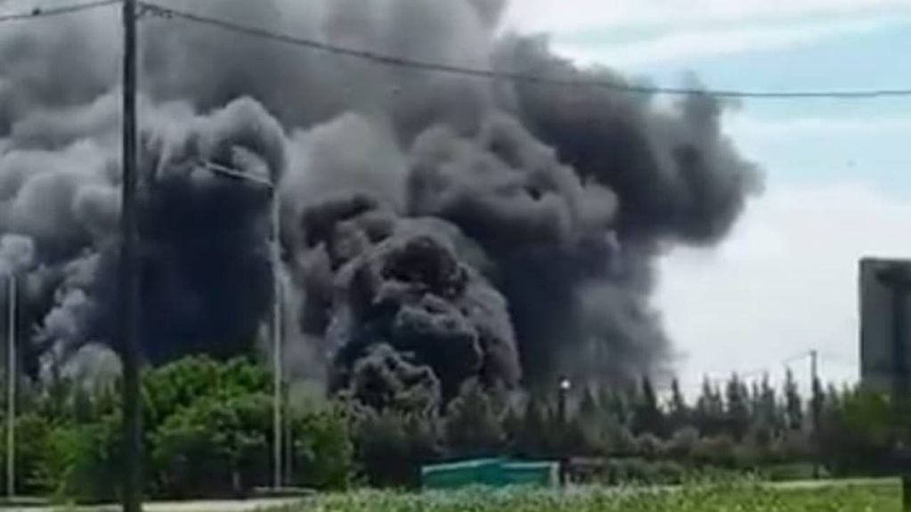 Incendio en una planta de solventes de Alvear. (Telefe)