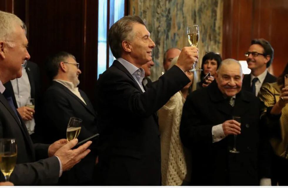 Macri brindó con los periodistas acreditados en Casa Rosada. (Presidencia)