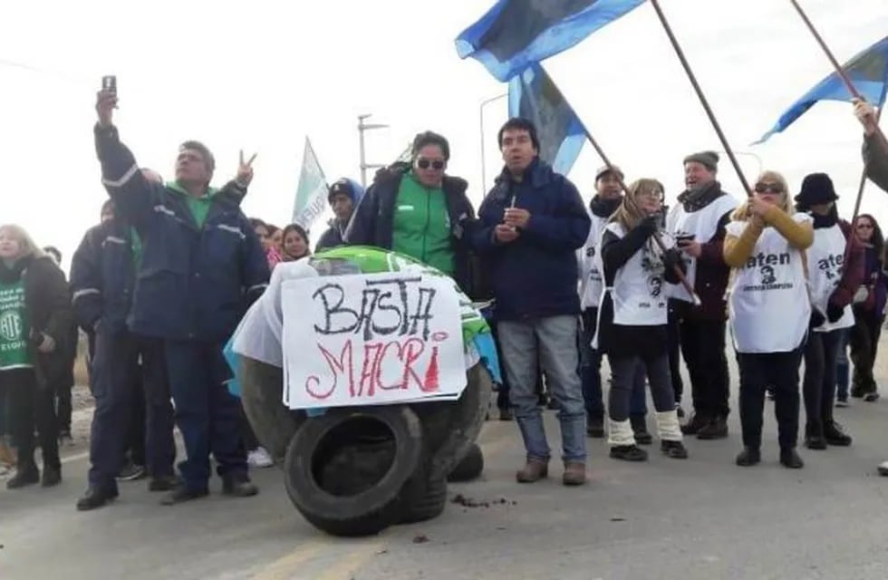 Los trabajadores agrupados en ATE y en ATEN protestaron en el ingreso a Huincul. (Gentileza Río Negro).