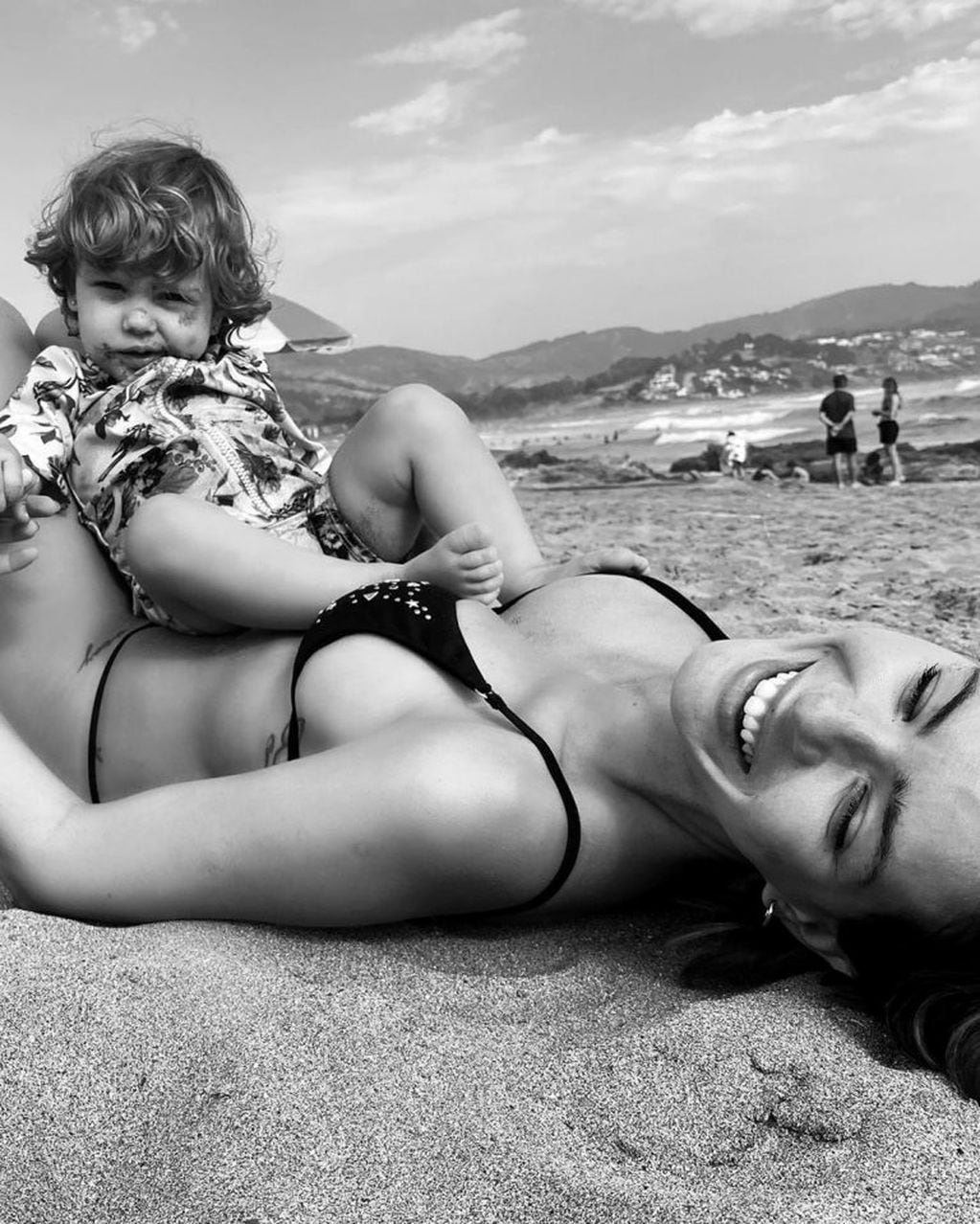 La China Suárez posa en las playas chilenas junto a su hija menor, Magnolia (Foto: Instagram/ @sangrejaponesa)