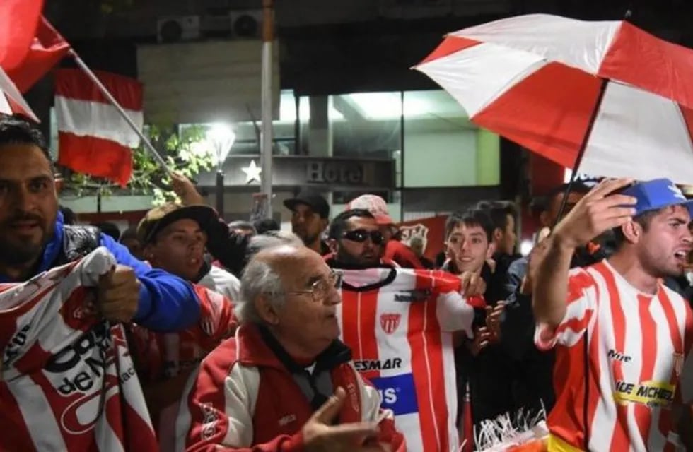Simpatizantes de San Martín de Mendoza protestaron frente a la Liga Mendocina de Fútbol.