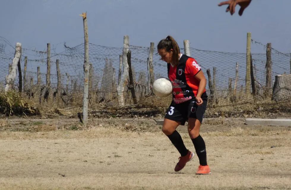 Adriana Astudillo, la joven mendocina que llegó a dirigir un equipo de fútbol.