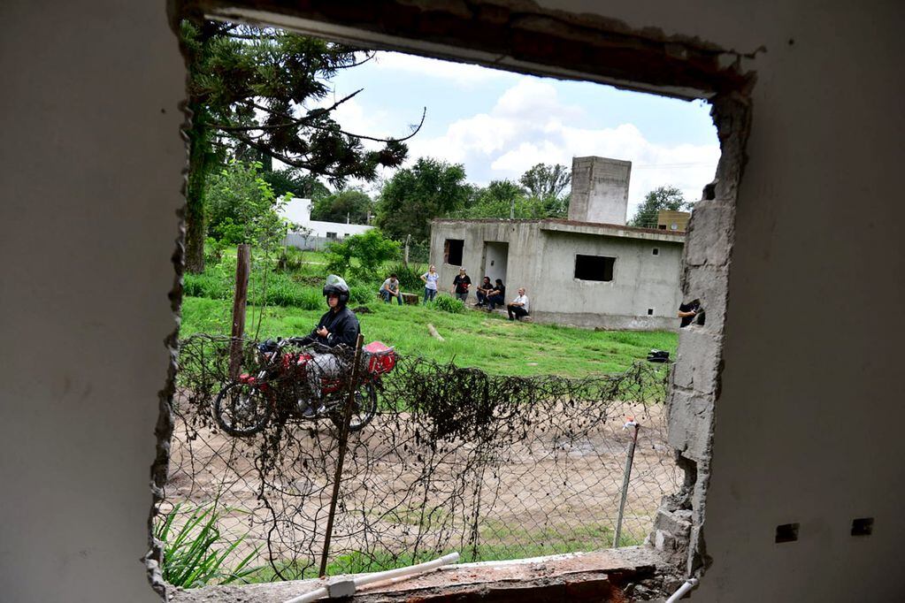 Desalojan familias estafadas con la compra de terrenos en Villa Rivera Indarte, Córdoba. (José Gabriel Hernández / La Voz)