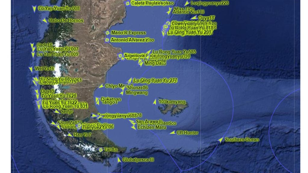 En la imagen se puede observar en ambos océanos del sur, la presencia de buques con nombre asiático, en su mayoría buques de bandera china.