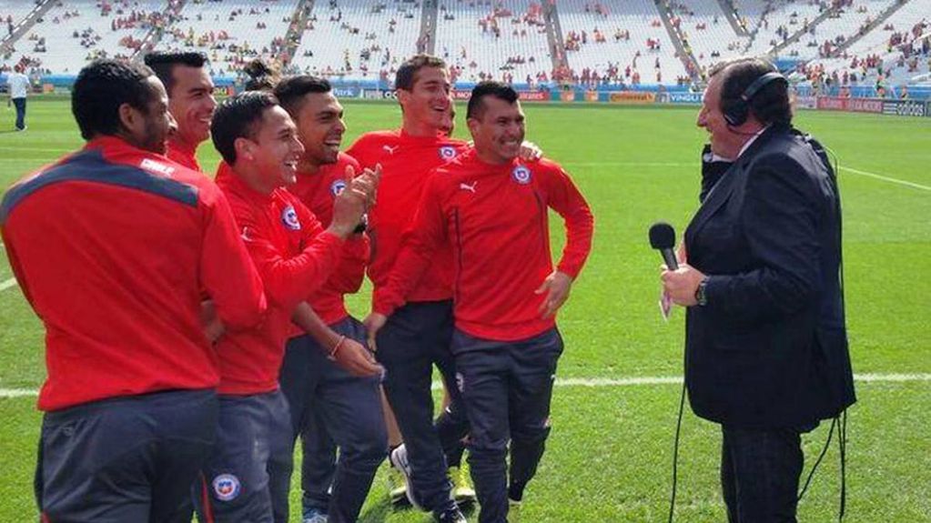 Mundial 2014. Bonini ya no es el "profe" de la Selección de Chile  y comenta partidos para la TV Nacional. Los jugadores van a saludarlo en medio de la transmisión.