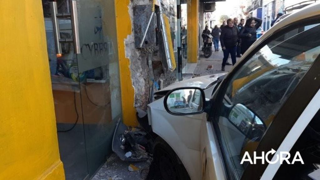 Accidente vial: un taxi se incrustó en un comedor en el centro de Paraná