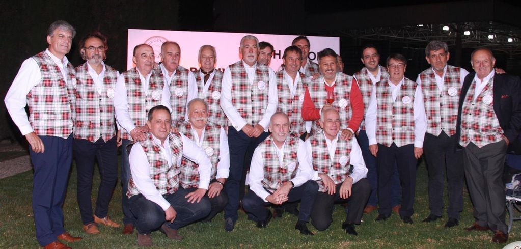 Ataviados con sus chalecos a cuadros, los caballeros de la buena mesa celebraron la gala de premios en Bodega Chandon. (Foto: Club Gourmet Mendoza)