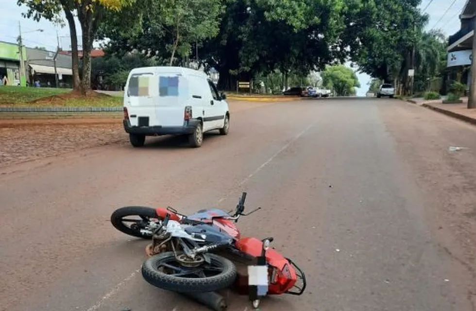 Motociclista herido tras chocar contra un auto en Oberá.