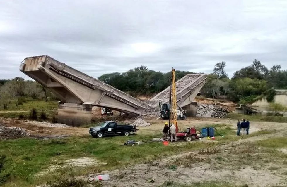 Continúan los trabajos de demolición del puente sobre el arroyo Guazú