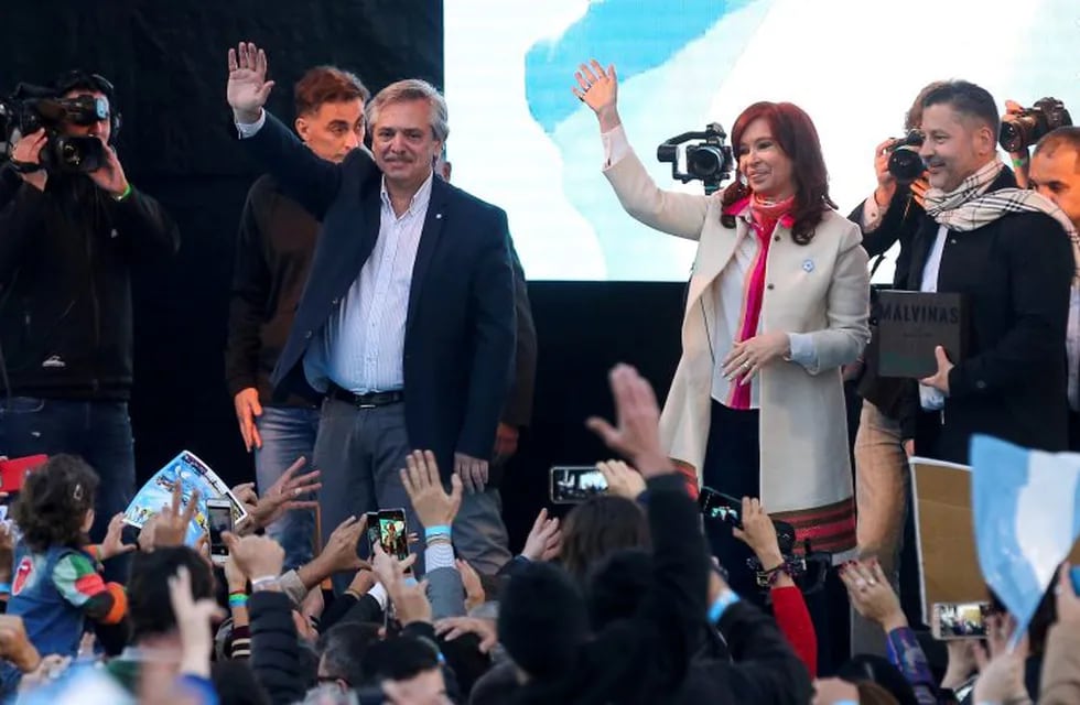 FILE PHOTO: Presidential candidate Alberto Fernandez of the Unidad Ciudadana (Citizen Unit), gestures to supporters, next to his Vice President candidate, Argentina's former President, Cristina Fernandez de Kirchner, and Merlo's Mayor, Gustavo Menendez, during a rally in Merlo, in Buenos Aires, Argentina May 25, 2019. REUTERS/Agustin Marcarian/File Photo