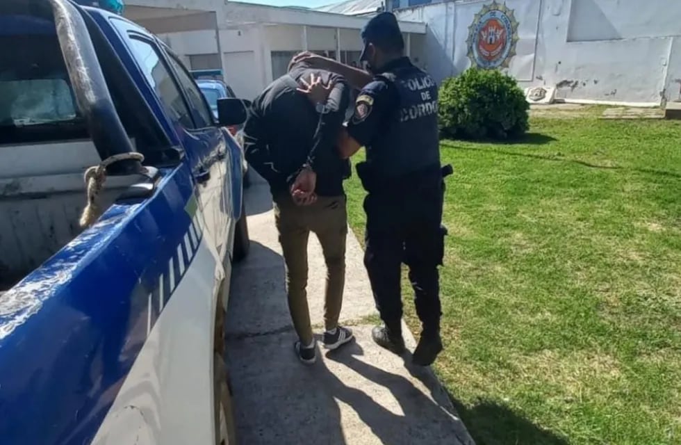 Uno de los sospechosos detenidos tras el confuso intento de secuestro de un joven. (Policía de Córdoba)