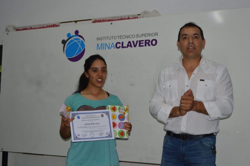 Belén Torres y Carlos Oviedo, director del instituto técnico Mina Clavero