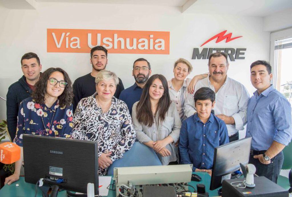 Equipo y amigos reunidos en Inauguración de Vía Ushuaia Radio
