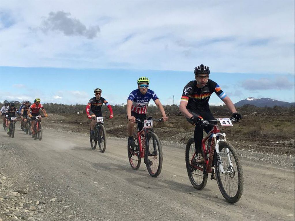 Atletas recorriendo el circuito que se dirige hacia la estancia La Correntina Tolhuin, Tierra del Fuego