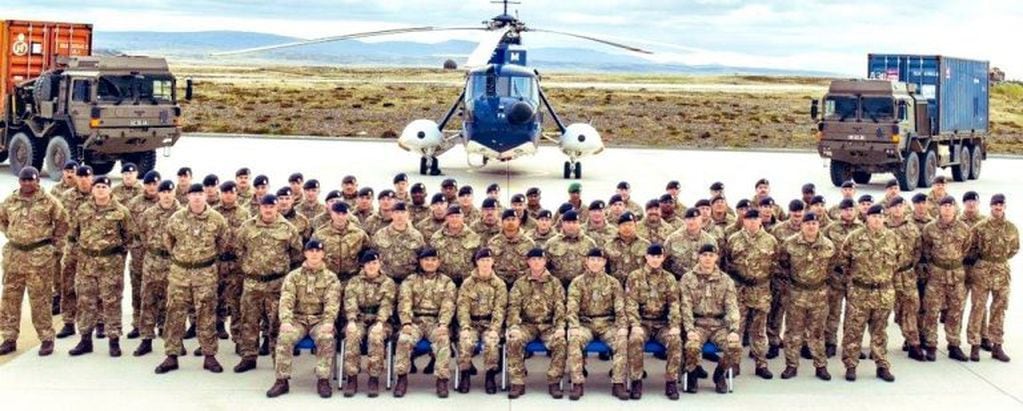 Más de 1500 efectivos de las Fuerzas Armadas Británicas prestan servicio en las Malvinas. En la imagen, miembros del 34 Fd. Sqn (34° Escuadrón de campaña), una unidad de ingenieros del Ejército Británico, que días atrás completó ejercicios en las islas y regresó al Reino Unido.
