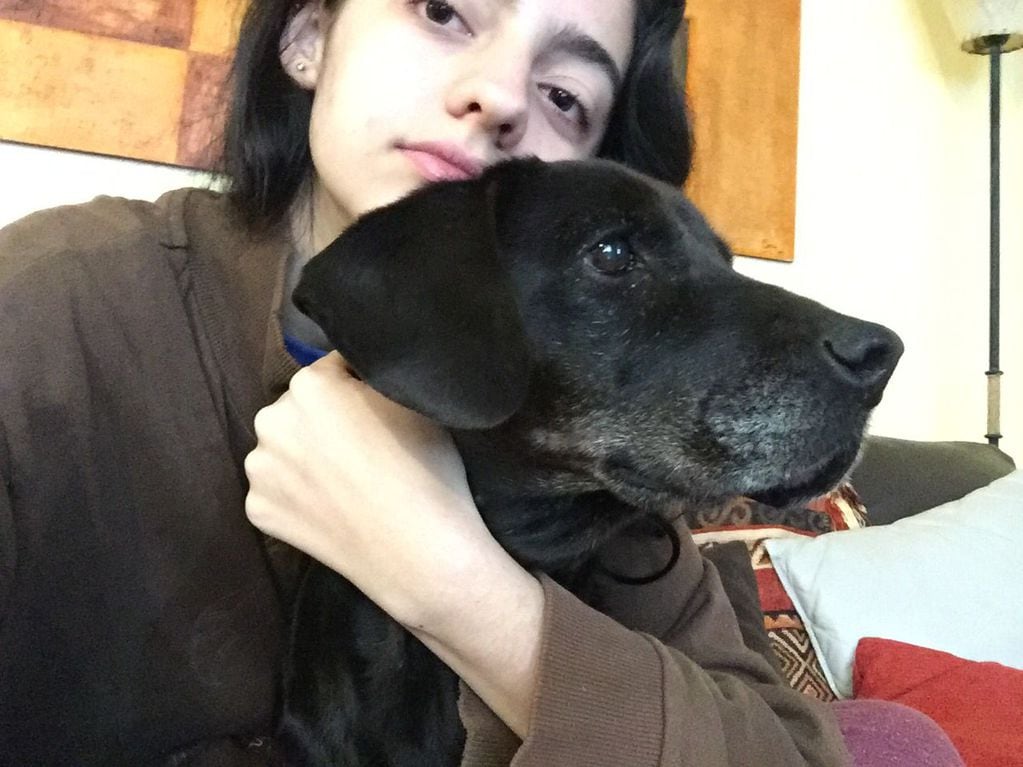 Pilar junto a Pulguita, su perra de ¡15 años!