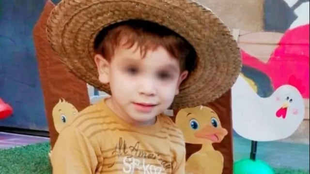 Tristeza: un nene de 4 años cayó a una pileta, estuvo sumergido en el agua más de 30 segundos y murió