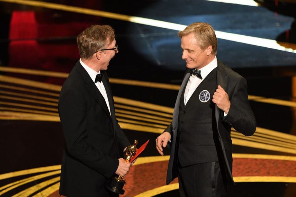 Viggo Mortensen, durante cada premiación, siempre lleva sus colores de la suerte: los de San Lorenzo (Agencia EFE).