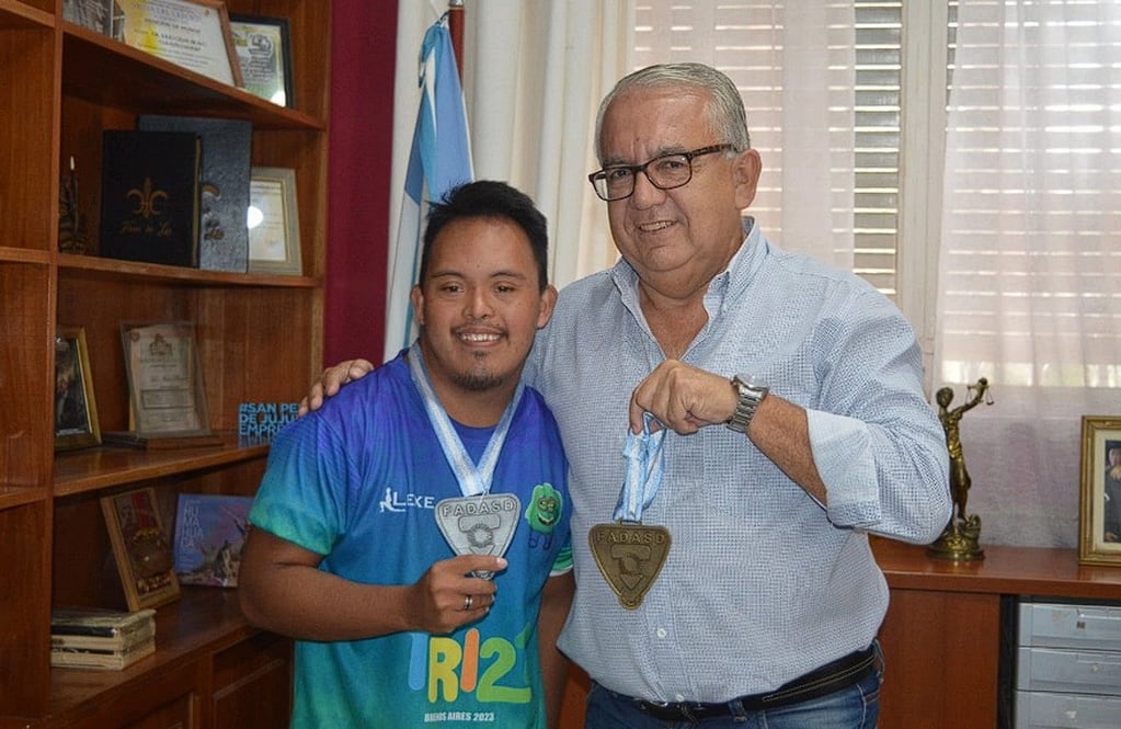 Carlos Isasmendi, destacado atleta del deporte adaptado de San Pedro de Jujuy, junto al intendente sampedreño Julio Bravo.