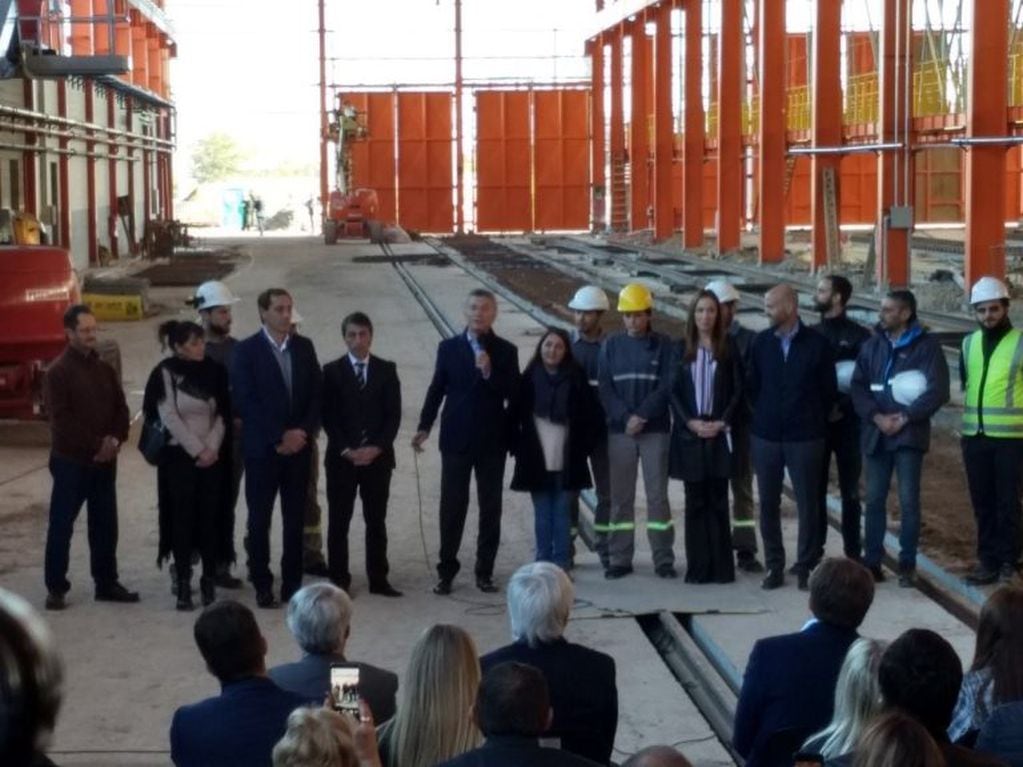 El presidente Mauricio Macri, en los talleres ferroviarios de Tolosa.