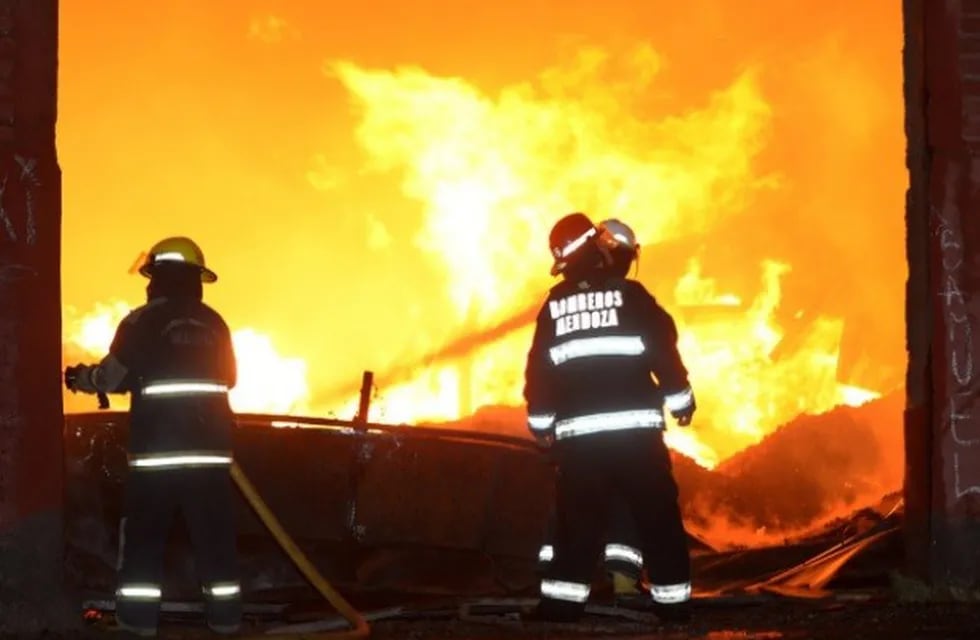 Se incendiaron autos secuestrados en Playa San Agustín y en una comisaría de Las Heras