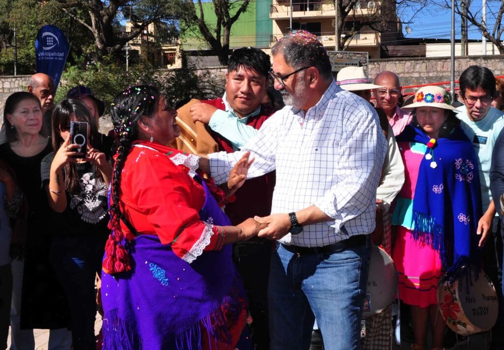 Las copleras que desde hace años rinden tributo a la Pachamama en el lecho del río Xibi Xibi recibieron al intendente Jorge este martes, previo al inicio de la ceremonia.