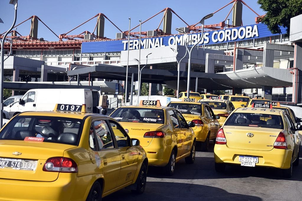 Regreso de turistas a la ciudad.
Mucha demora en la Terminal de Córdoba para tomar taxis. (Ramiro Pereyra/ La Voz)