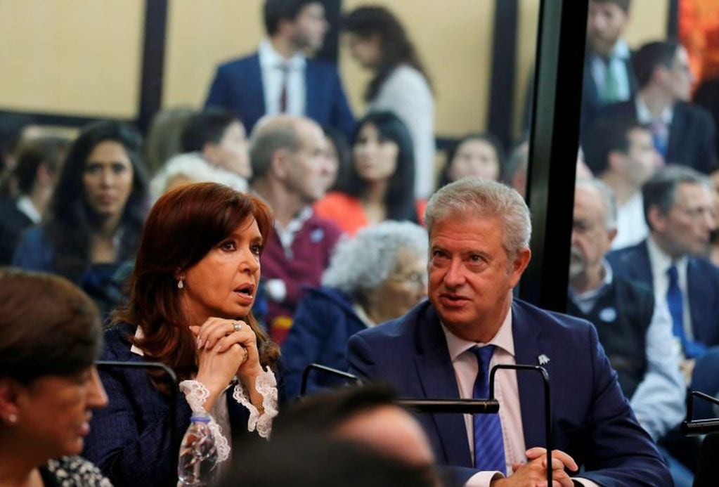 La expresidenta Cristina Kirhcner junto a Carlos Beraldo, uno de sus abogados. (AP/Marcos Brindicci)