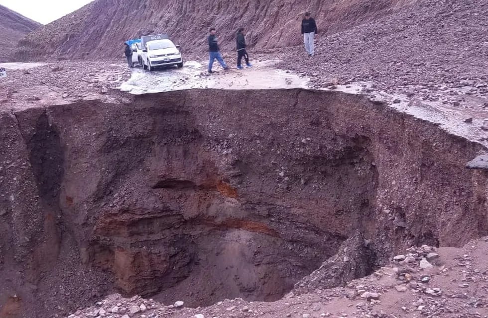 El torrente de agua literalmente devoró la totalidad de la cinta asfáltica en un punto de la Ruta Nacional 52 que va desde Puramarca al Paso de Jama, en el límite con Chile.
