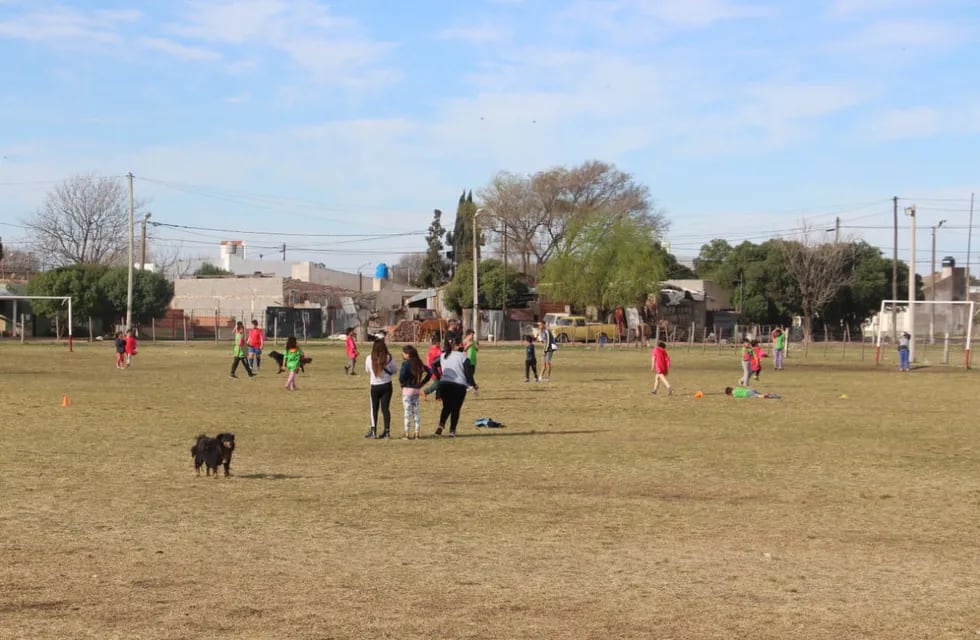 La Municipalidad entregó pintura y elementos deportivos a la Escuelita de Fútbol del Barrio Ranchos