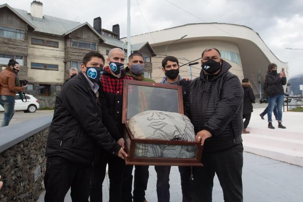 Luego de ser arriado el Pabellón 2019/2020, fue entregado a los "Herederos de la Causa Malvinas" de la ciudad de Ushuaia.