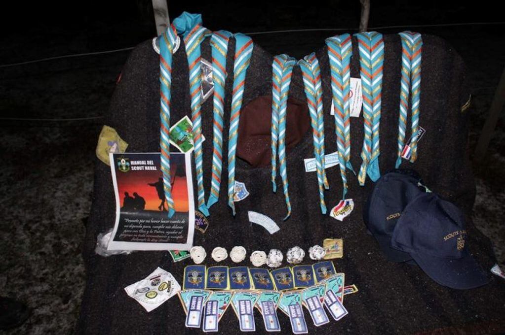 Scouts Navales Ushuaia, pañuelos e insignias de uniforme