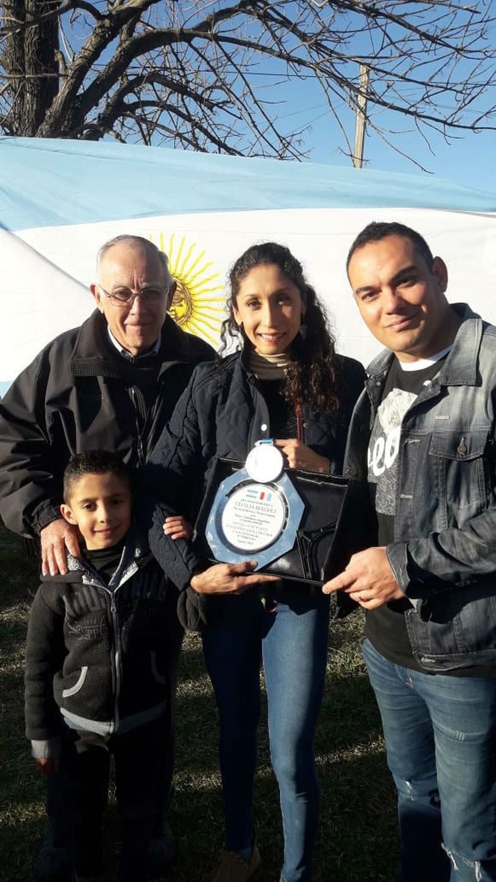 Los vecinos de barrio Ferreyra sorprendieron a Cecilia Biagioli y le hicieron un reconocimiento por la medalla obtenida en Lima 2019.