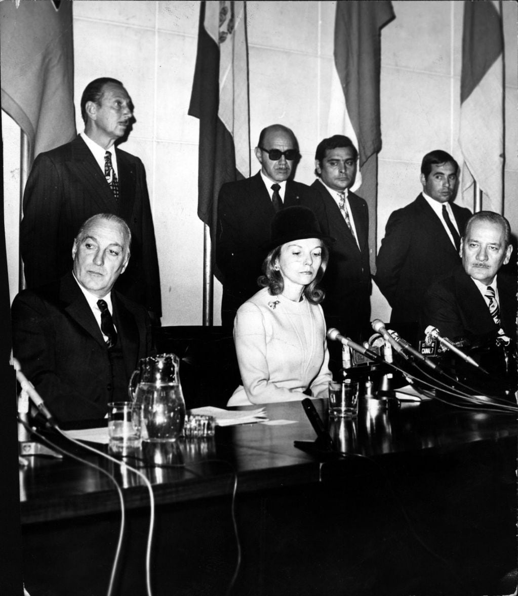 Isabel Perón en plena conferencia de prensa.