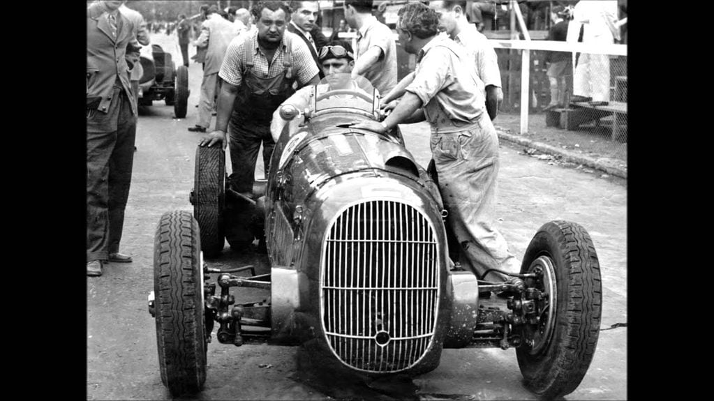 Juan Manuel Fangio corriendo en 1949 en Bell Ville, dónde ganó su última carrera en el país, antes de emprender su campaña europea.