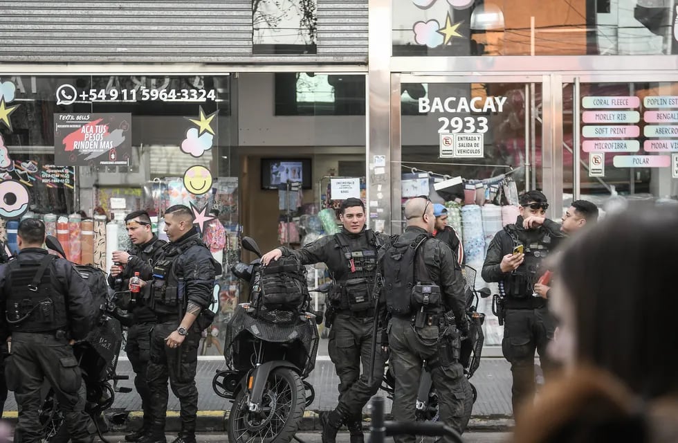 La policía en la zona comercial de Avellaneda y Nazca. Foto Federico Lopez Claro