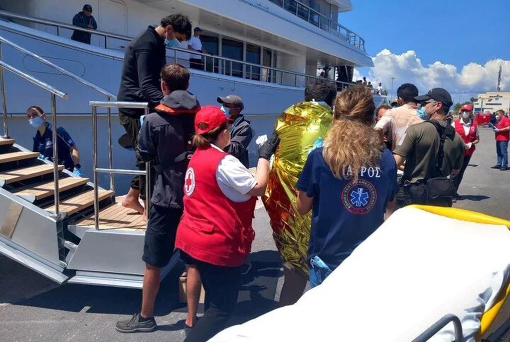 Drama en el Mediterráneo: se hundió un barco con refugiados frente a Grecia y hay más de 50 muertos.