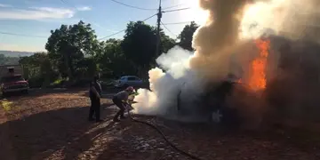 Oberá: un Mercedes B200 fue consumido por las llamas