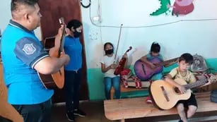 Una escuela infantil de policías de Salta enseña música para contener a los alumnos
